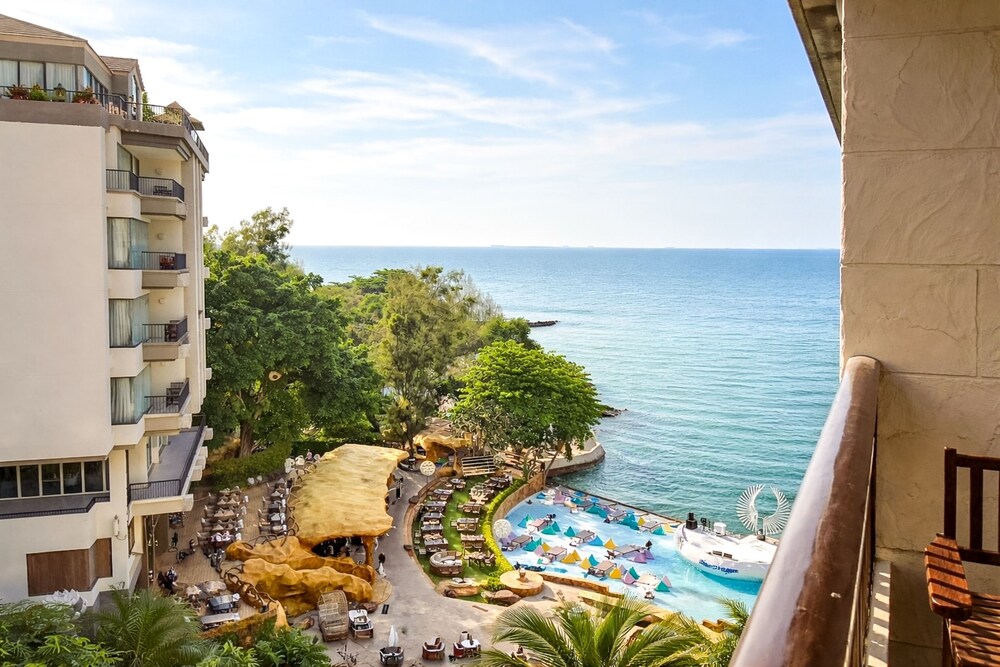 Garden Cliff Resort and Spa — Restaurant & bars in Pattaya, Chonburi