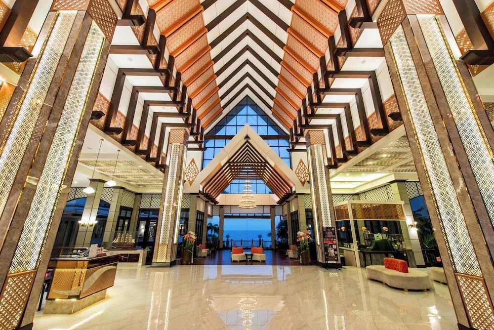 Garden Cliff Resort and Spa — Hotel building in Pattaya, Chonburi