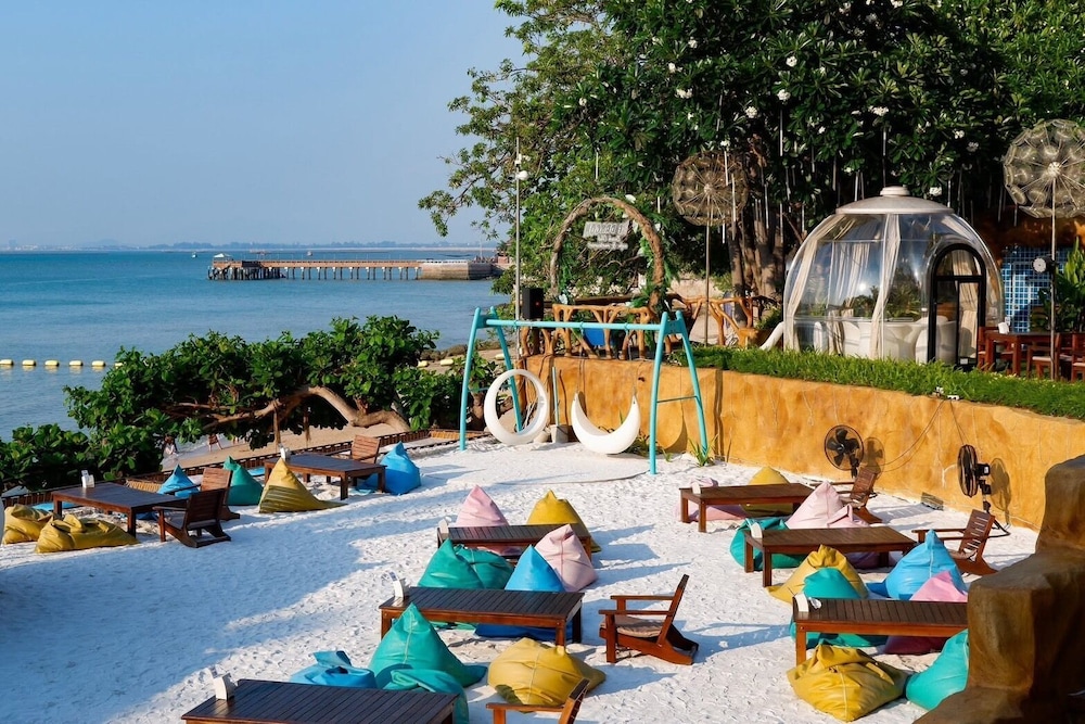 Garden Cliff Resort and Spa — Beach in Pattaya, Chonburi