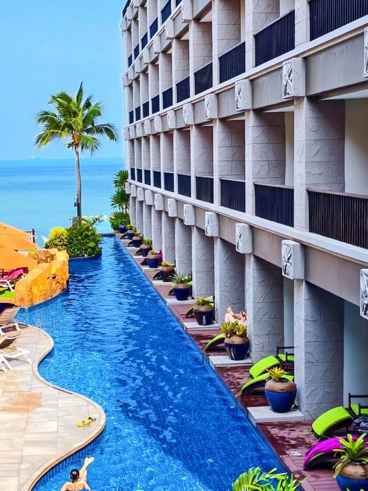 Garden Cliff Resort and Spa — Swimming pool in Pattaya, Chonburi