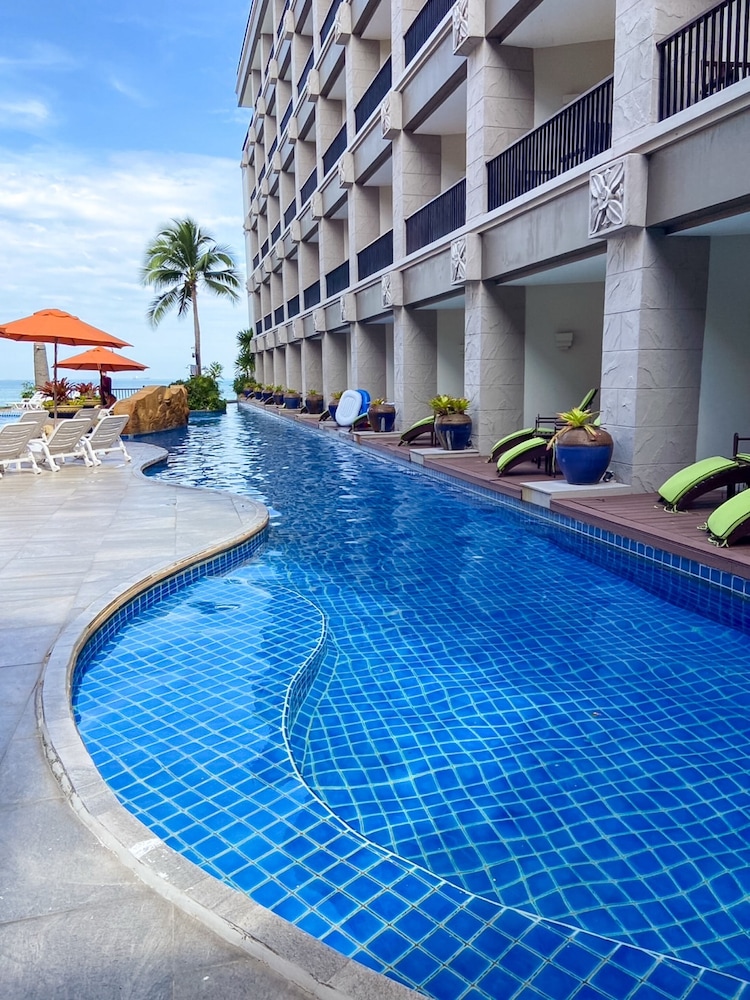 Garden Cliff Resort and Spa — Swimming pool in Pattaya, Chonburi