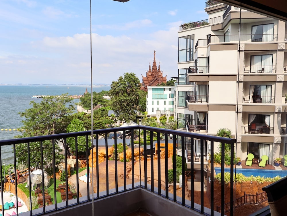 Garden Cliff Resort and Spa — Hotel rooms in Pattaya, Chonburi
