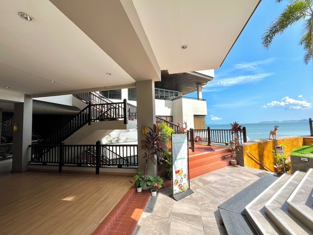 Garden Cliff Resort and Spa — Hotel building in Pattaya, Chonburi