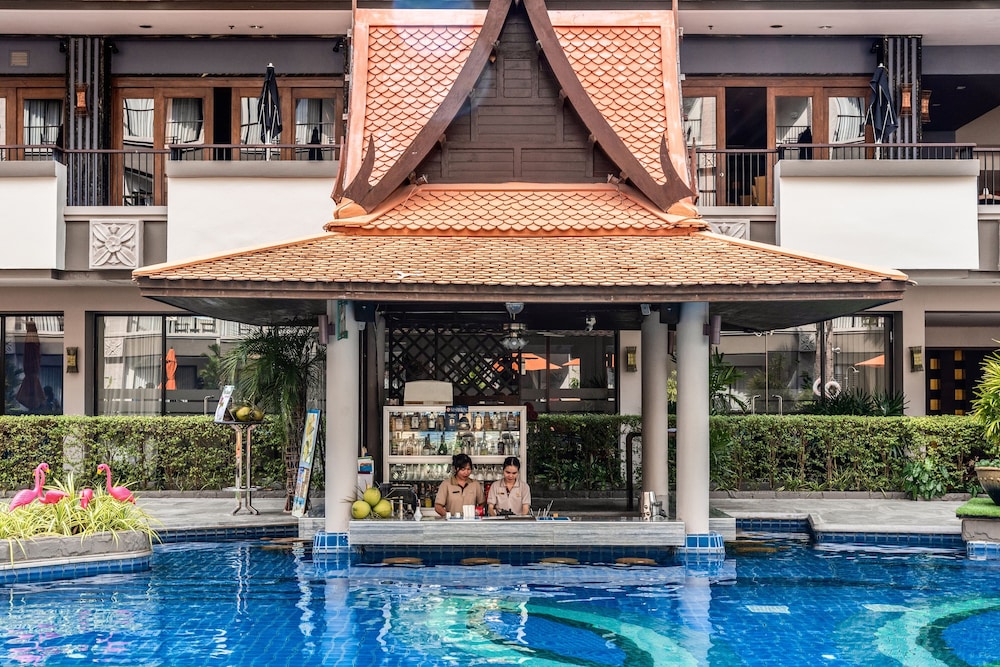 Garden Cliff Resort and Spa — Swimming pool in Pattaya, Chonburi