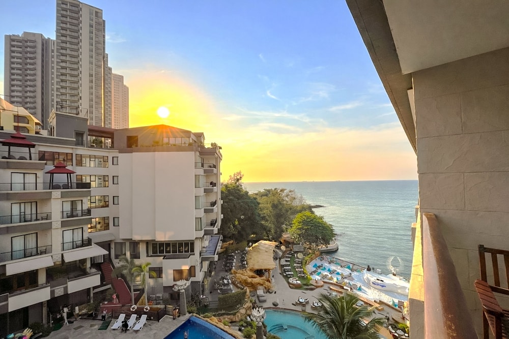 Garden Cliff Resort and Spa — Main photo in Pattaya, Chonburi