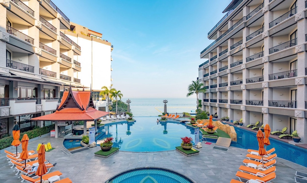 Garden Cliff Resort and Spa — Swimming pool in Pattaya, Chonburi