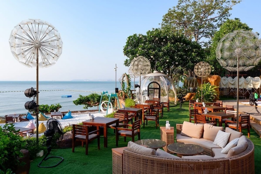 Garden Cliff Resort and Spa — Restaurant & bars in Pattaya, Chonburi