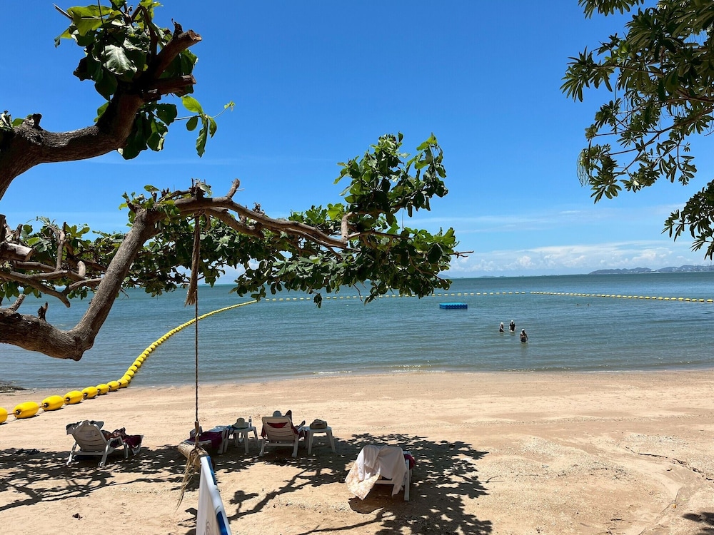 Garden Cliff Resort and Spa — Beach in Pattaya, Chonburi