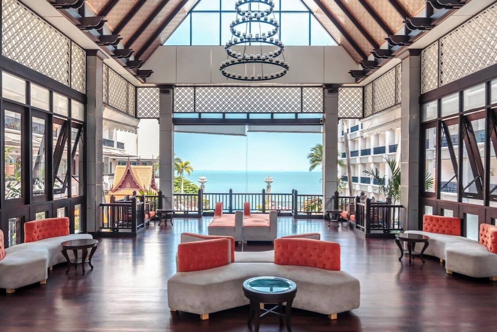 Garden Cliff Resort and Spa — Hotel building in Pattaya, Chonburi