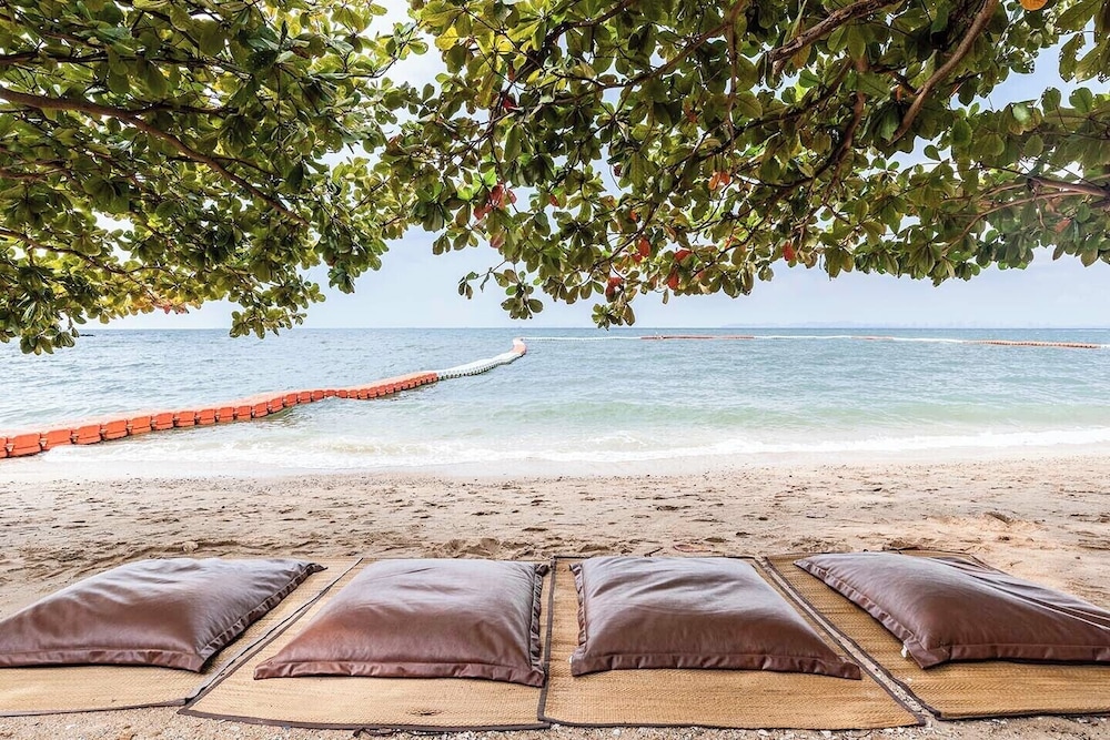 Garden Cliff Resort and Spa — Beach in Pattaya, Chonburi