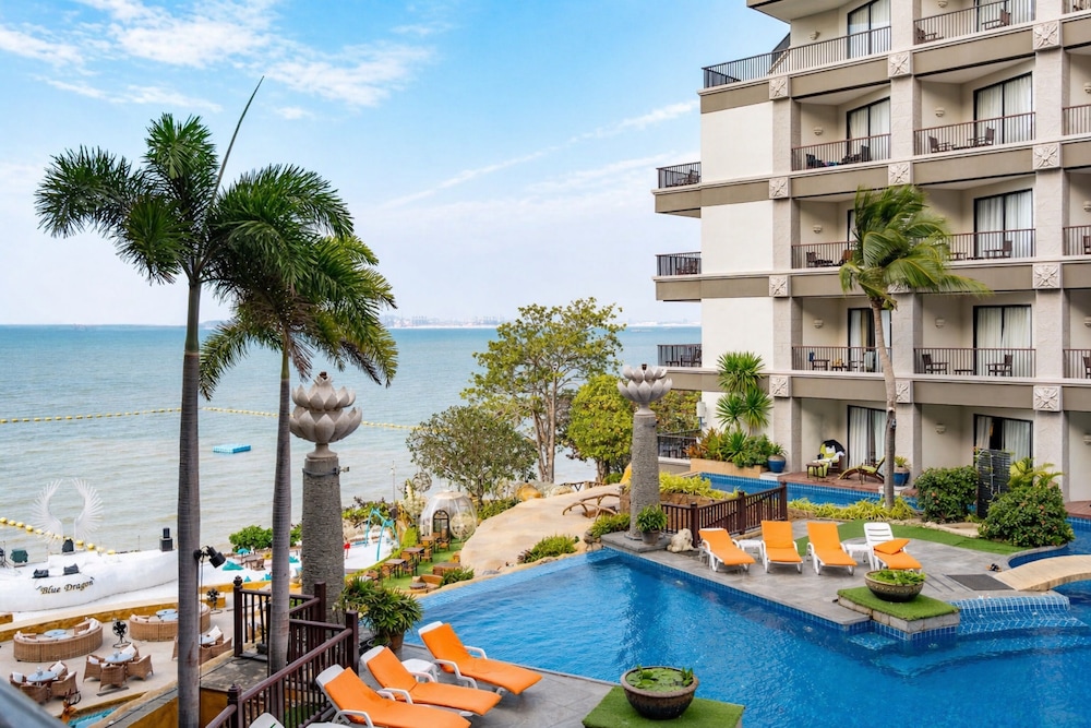 Garden Cliff Resort and Spa — Swimming pool in Pattaya, Chonburi