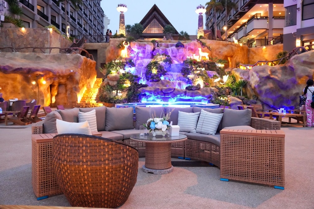 Garden Cliff Resort and Spa — Hotel building in Pattaya, Chonburi