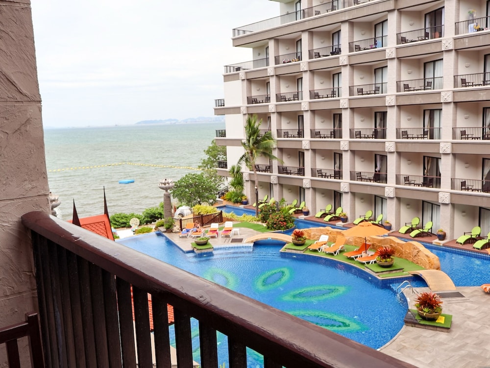 Garden Cliff Resort and Spa — Swimming pool in Pattaya, Chonburi