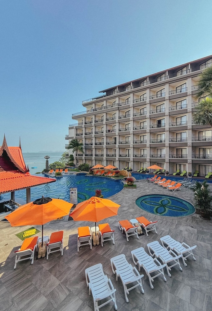 Garden Cliff Resort and Spa — Swimming pool in Pattaya, Chonburi