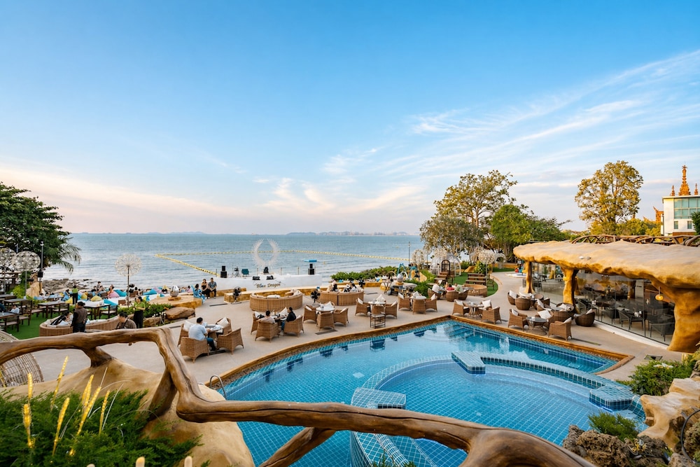 Garden Cliff Resort and Spa — Restaurant & bars in Pattaya, Chonburi