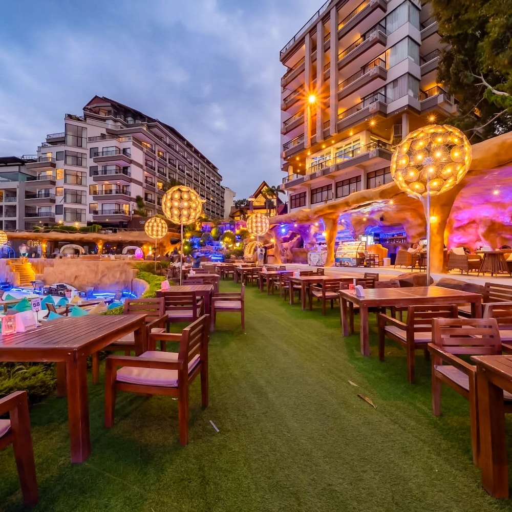 Garden Cliff Resort and Spa — Restaurant & bars in Pattaya, Chonburi