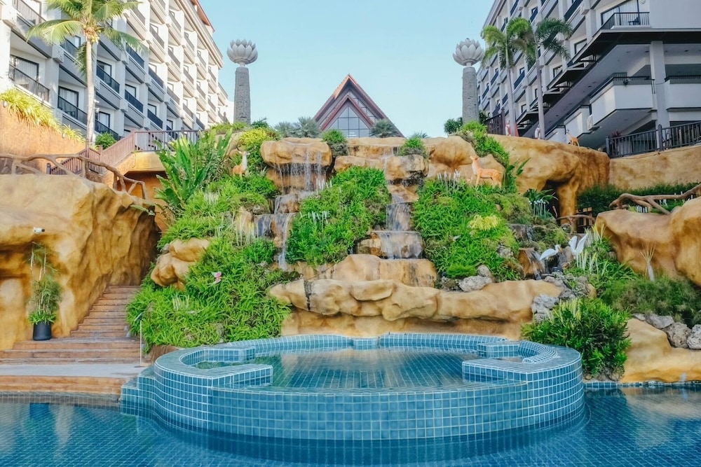 Garden Cliff Resort and Spa — Swimming pool in Pattaya, Chonburi