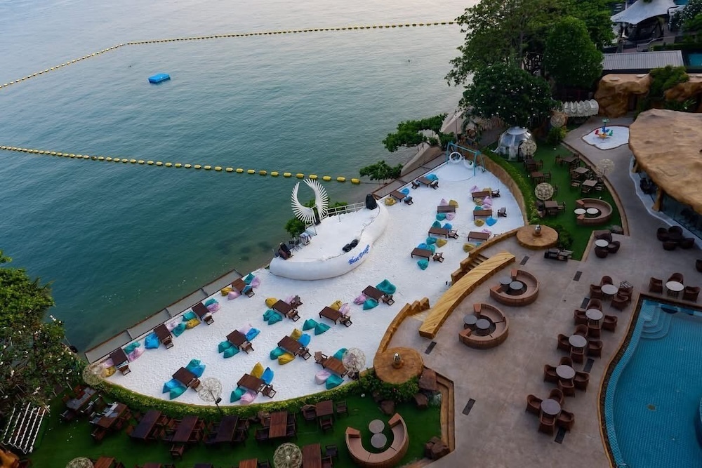 Garden Cliff Resort and Spa — Restaurant & bars in Pattaya, Chonburi