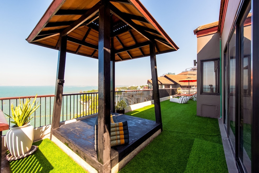 Garden Cliff Resort and Spa — Hotel building in Pattaya, Chonburi