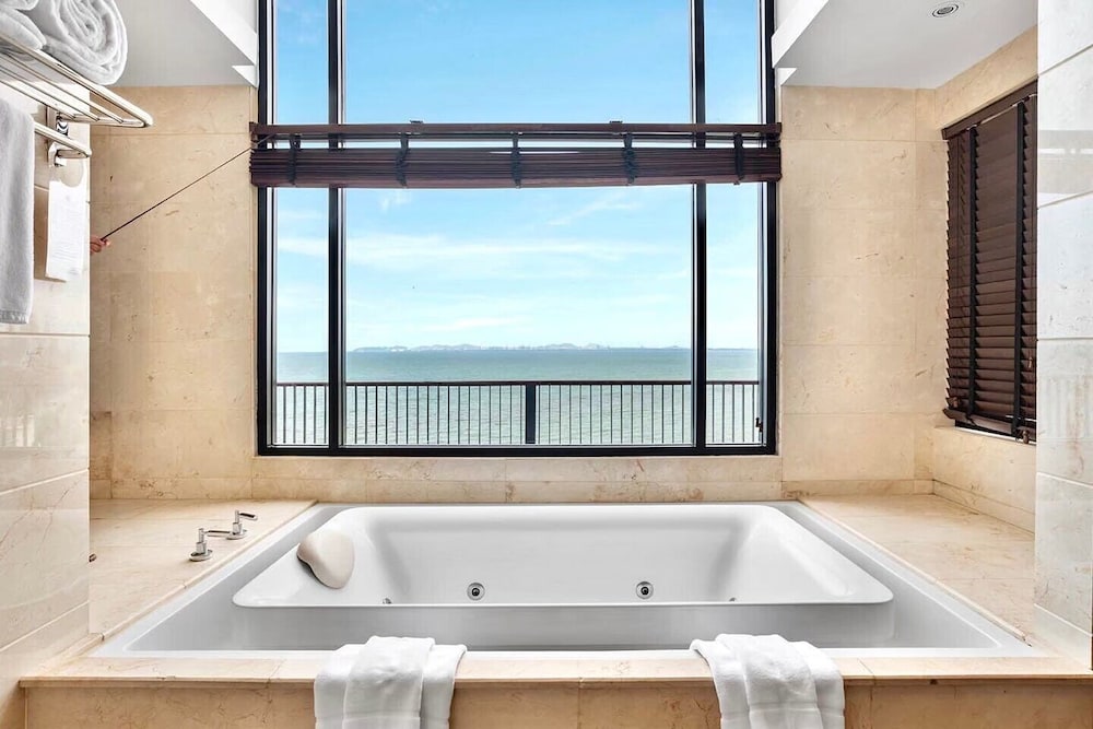 Garden Cliff Resort and Spa — Hotel rooms in Pattaya, Chonburi