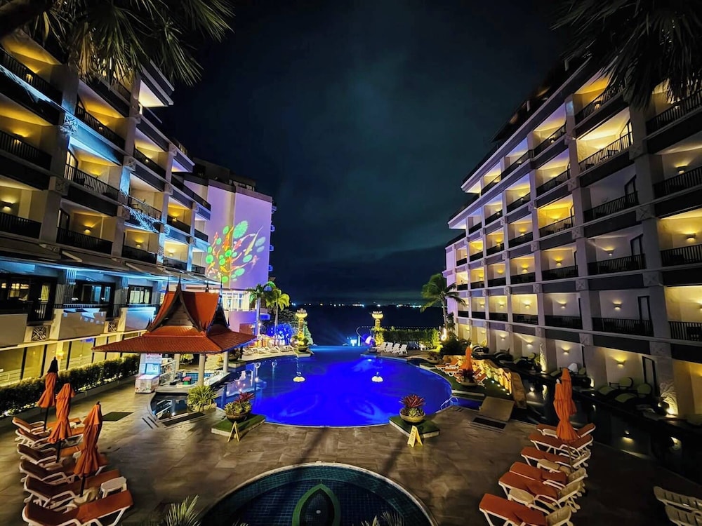 Garden Cliff Resort and Spa — Swimming pool in Pattaya, Chonburi