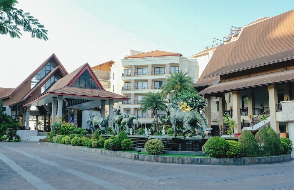 Garden Cliff Resort and Spa — Hotel building in Pattaya, Chonburi