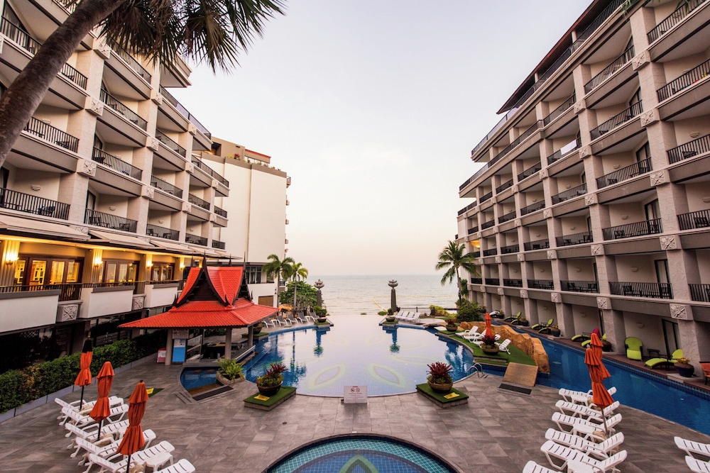 Garden Cliff Resort and Spa — Swimming pool in Pattaya, Chonburi