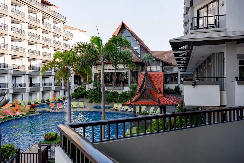 Garden Cliff Resort and Spa — Swimming pool in Pattaya, Chonburi