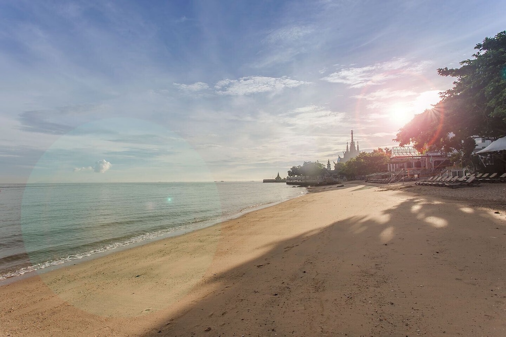 Garden Cliff Resort and Spa — Beach in Pattaya, Chonburi