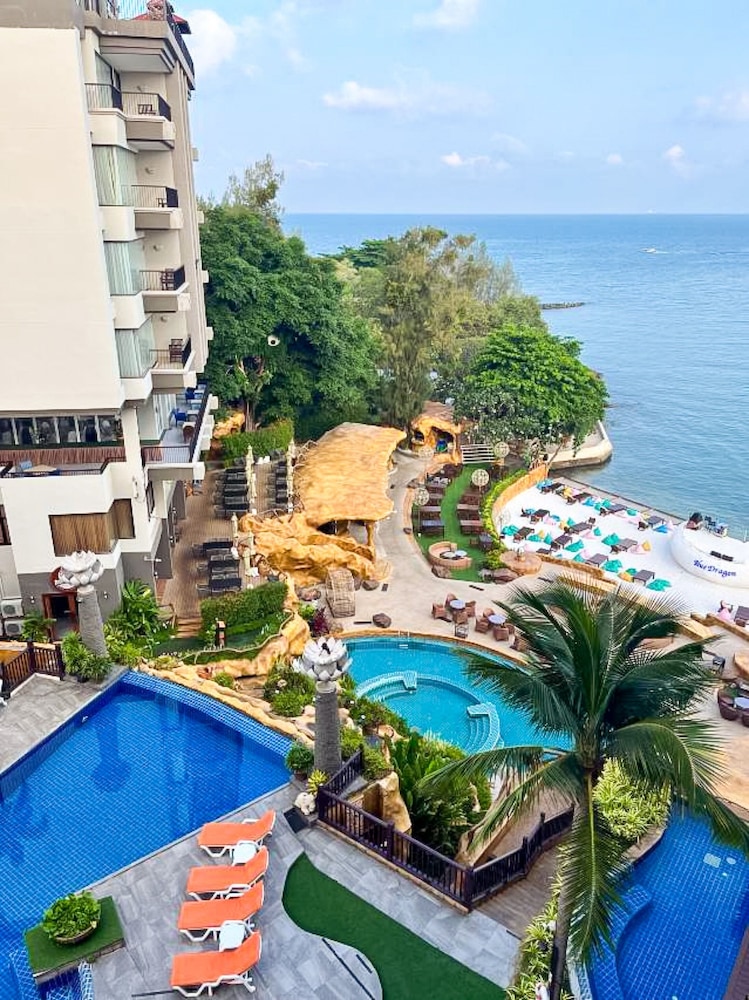 Garden Cliff Resort and Spa — Swimming pool in Pattaya, Chonburi