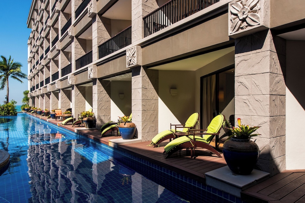 Garden Cliff Resort and Spa — Hotel building in Pattaya, Chonburi