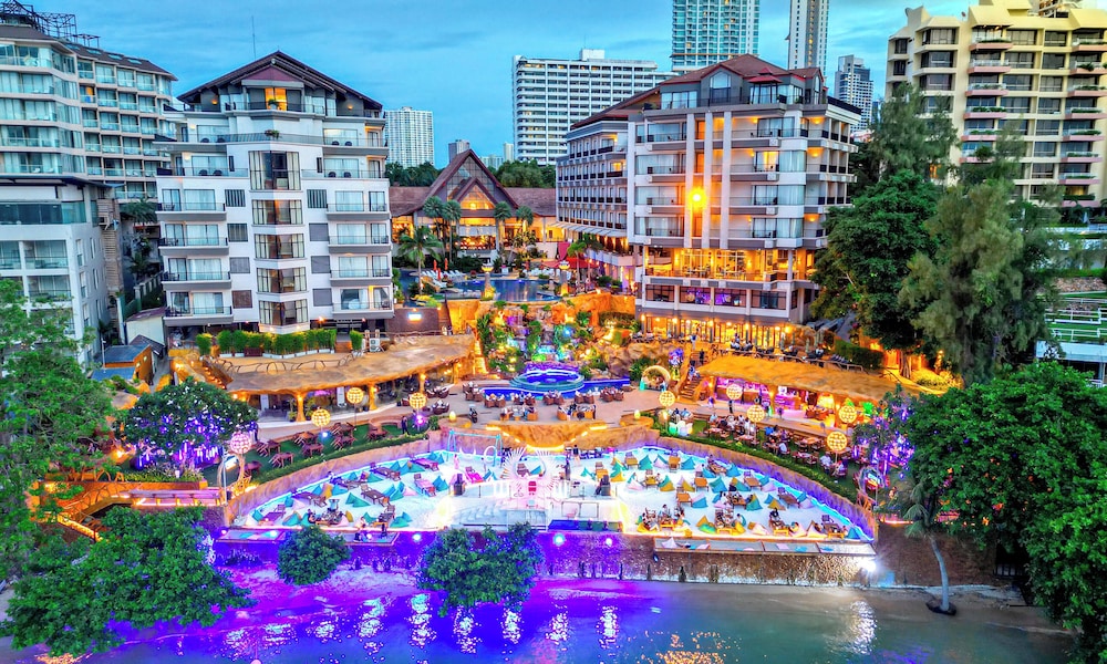 Garden Cliff Resort and Spa — Restaurant & bars in Pattaya, Chonburi