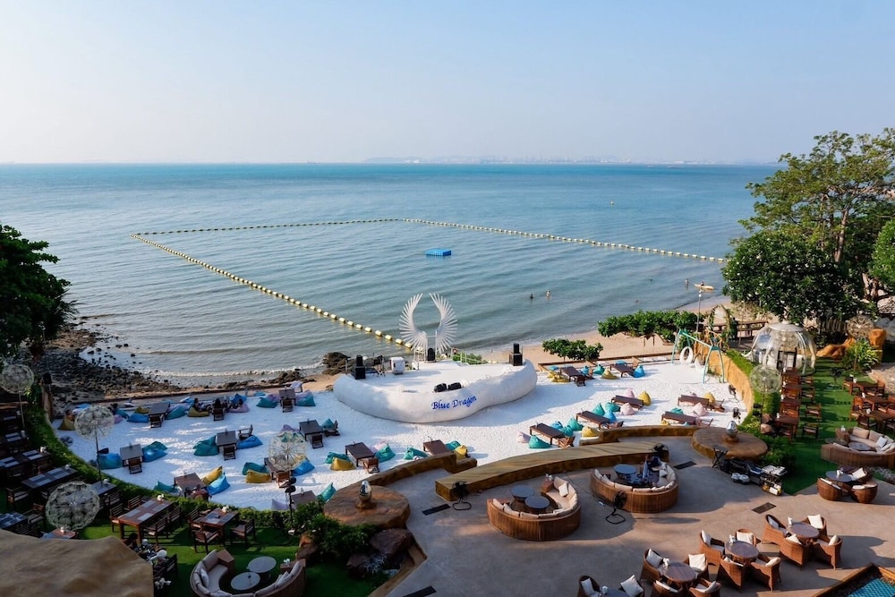 Garden Cliff Resort and Spa — Restaurant & bars in Pattaya, Chonburi
