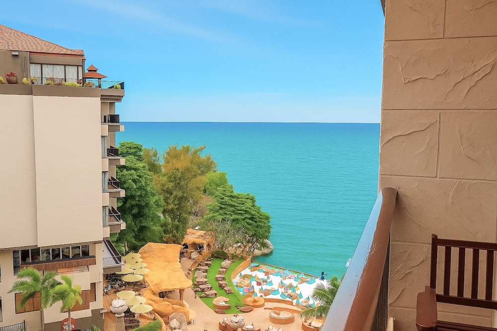 Garden Cliff Resort and Spa — Hotel rooms in Pattaya, Chonburi
