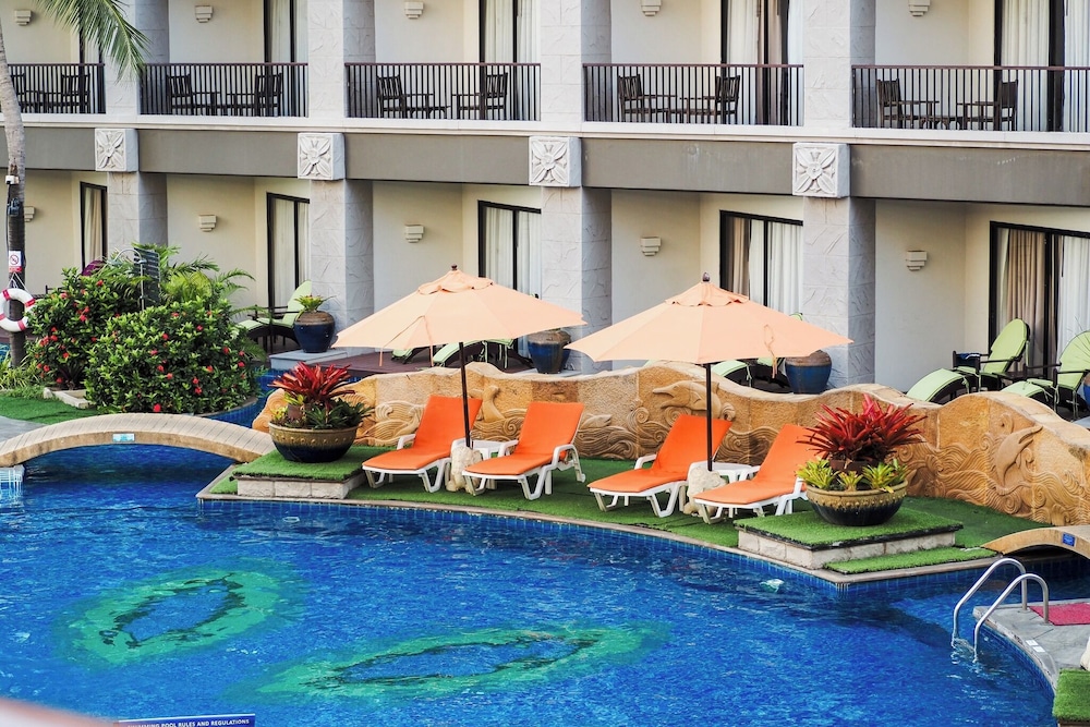 Garden Cliff Resort and Spa — Swimming pool in Pattaya, Chonburi