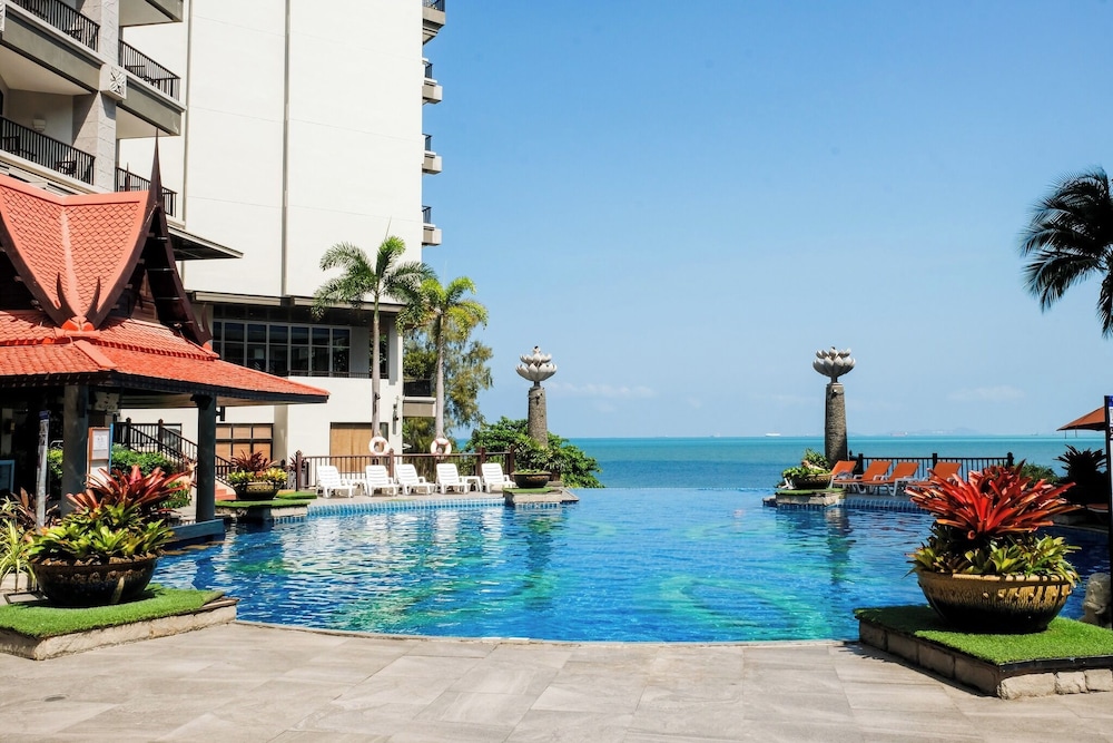 Garden Cliff Resort and Spa — Swimming pool in Pattaya, Chonburi