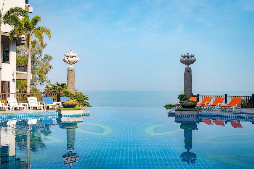 Garden Cliff Resort and Spa — Swimming pool in Pattaya, Chonburi