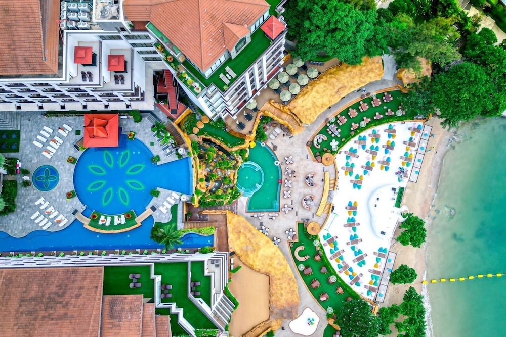 Garden Cliff Resort and Spa — Hotel building in Pattaya, Chonburi