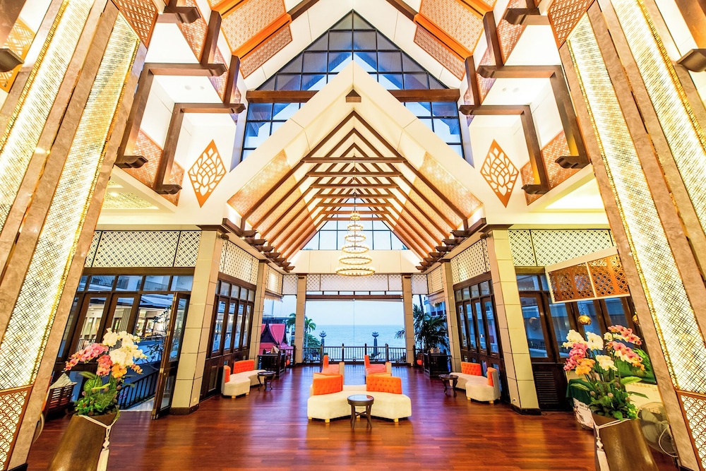 Garden Cliff Resort and Spa — Hotel building in Pattaya, Chonburi