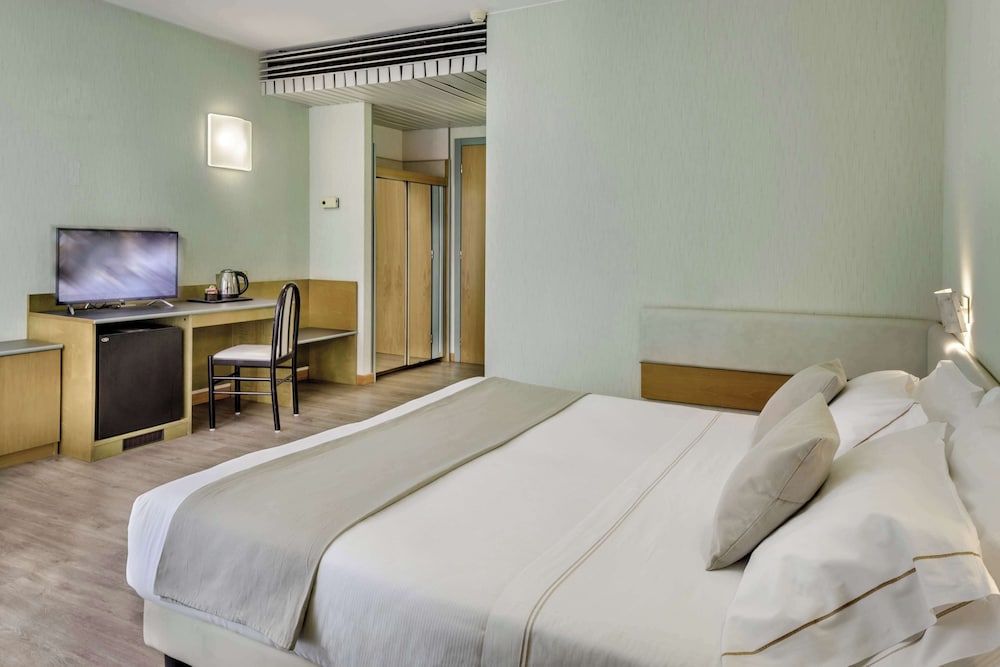 Best Western Hotel Residence Italia — Hotel rooms in Quartu Sant'Elena, Sardinia