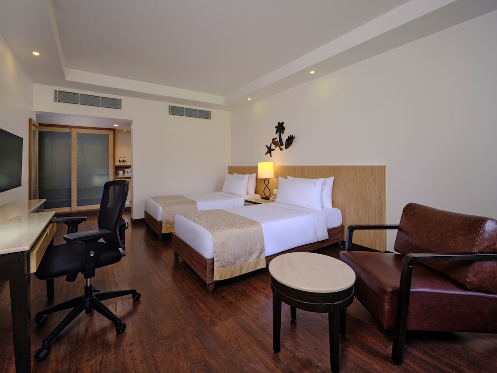 Holiday Inn Resort Goa by IHG — Hotel rooms in Cavelossim, Goa