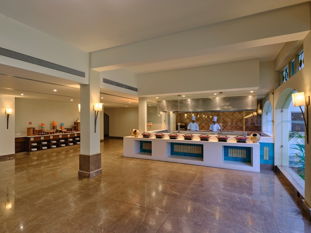 Holiday Inn Resort Goa by IHG — Restaurant & bars in Cavelossim, Goa