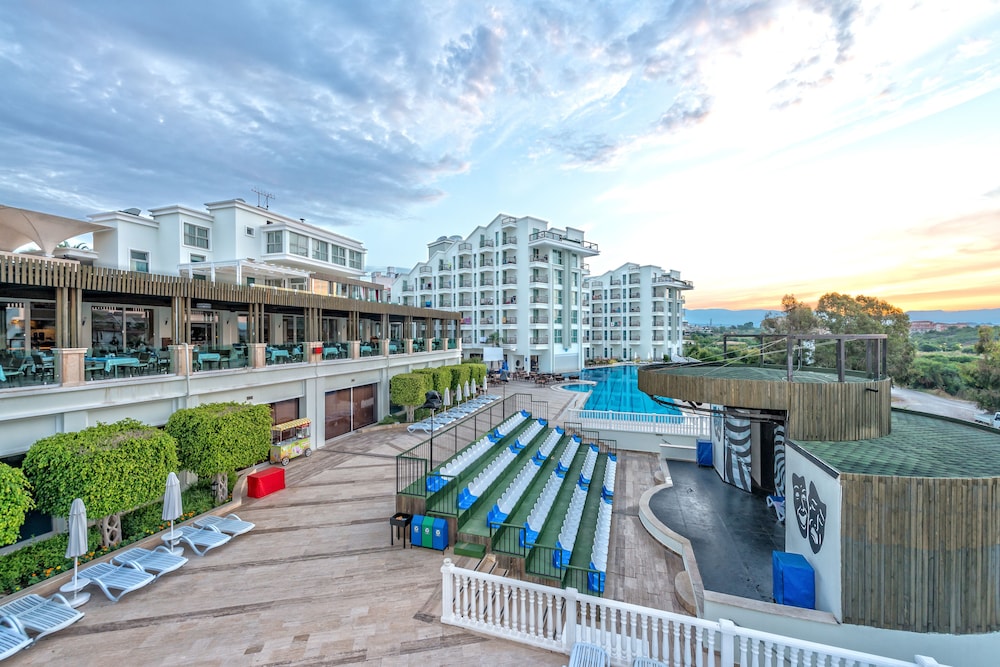 Royal Atlantis Spa & Resort — Hotel building in Side