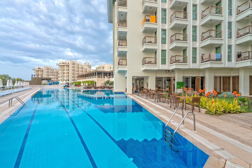 Royal Atlantis Spa & Resort — Swimming pool in Side