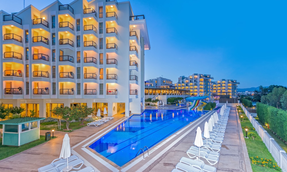 Royal Atlantis Spa & Resort — Swimming pool in Side