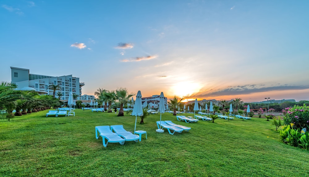 Royal Atlantis Spa & Resort — Hotel building in Side