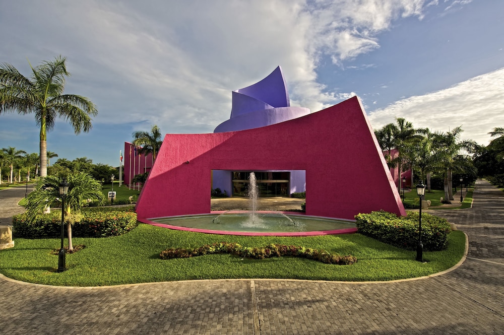 Iberostar Waves Paraíso del Mar - All Inclusive — Hotel building in Playa del Carmen, Quintana Roo