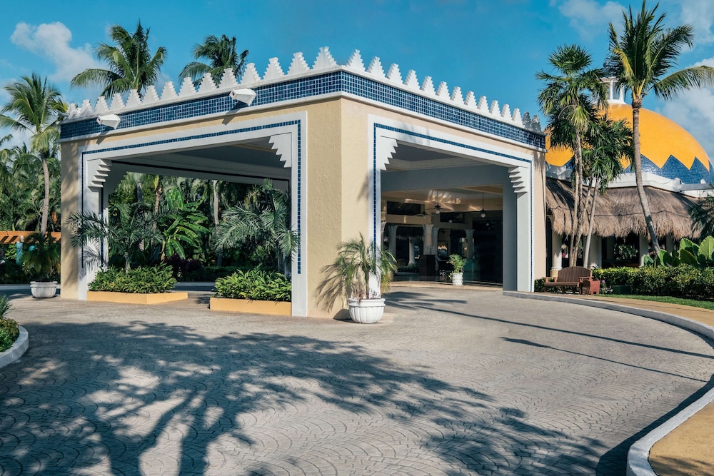 Iberostar Waves Paraíso del Mar - All Inclusive — Hotel building in Playa del Carmen, Quintana Roo