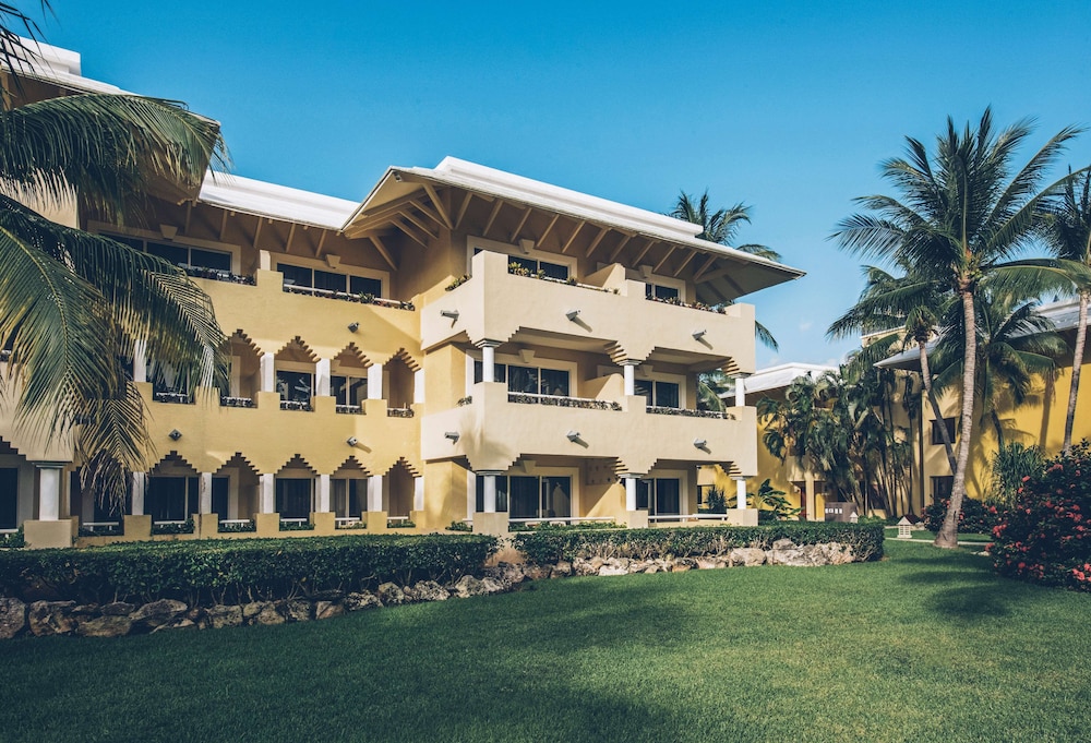 Iberostar Waves Paraíso del Mar - All Inclusive — Hotel building in Playa del Carmen, Quintana Roo