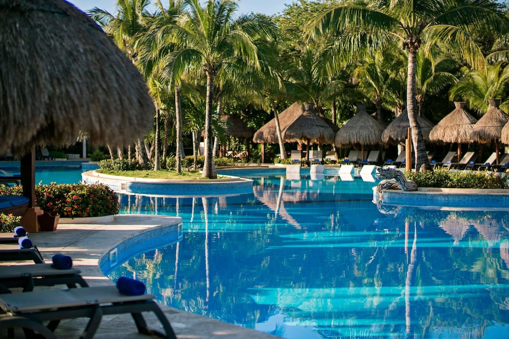 Iberostar Waves Paraíso del Mar - All Inclusive — Swimming pool in Playa del Carmen, Quintana Roo